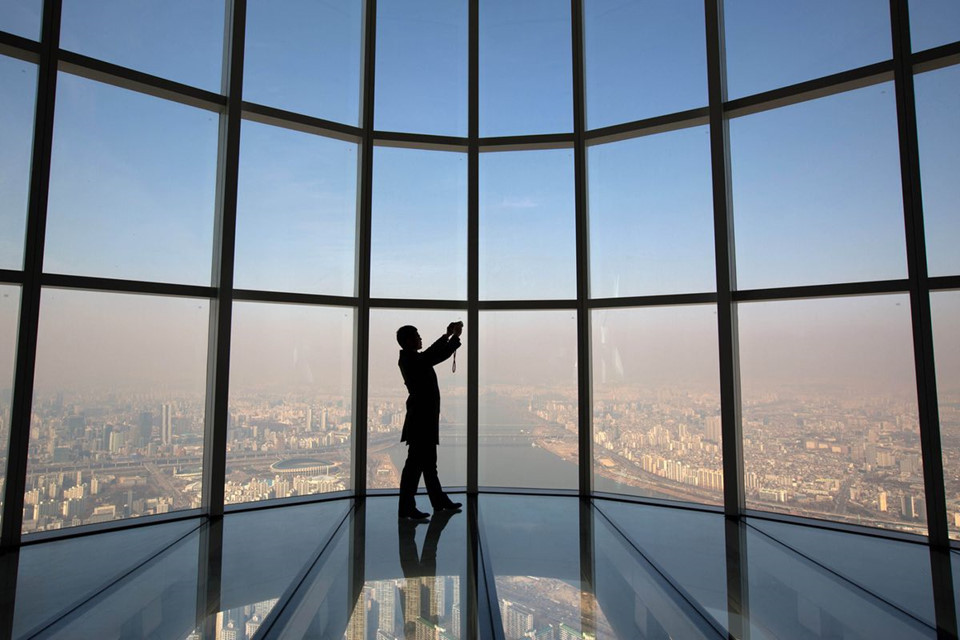 Lotte World Tower cũng là tòa nhà có hồ bơi cao nhất thế giới, ở tầng 85. Ảnh: Bloomberg.