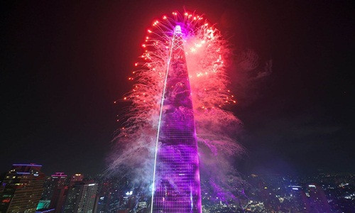 Bắt đầu khởi công từ tháng 5/2009, đến ngày 3/4/2017, tòa nhà Lotte World Tower được khánh thành. Ảnh: Bloomberg.