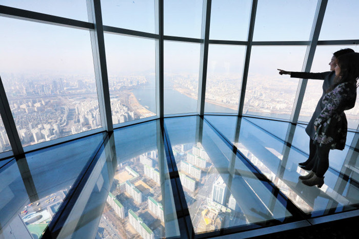 Lotte World Tower tự hào có tầng quan sát sàn kính cao nhất thế giới. Tại đây, khách có thể đi dạo trên nền kính trong suốt ở độ cao 500 m so với mặt đất. Ảnh: The Chosun Ilbo.