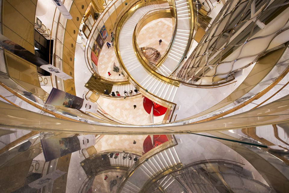 Cầu thang uốn lượn cầu kỳ bên trong tòa tháp. Ảnh: Bloomberg.