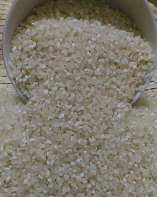 Vì sự mới lạ, nhiều bà nội trợ Việt mua gạo nếp Lào về gói bánh chưng và nấu xôi thắp hương dịp Tết. Ảnh: FB Sâm Cau Quan Sơn.