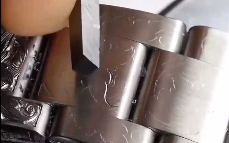 Chất liệu Oystersteel có khả năng kháng mòn cao và sáng bóng.