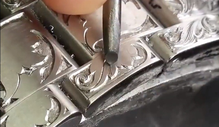 Những nét vẽ dần hình thành dưới bàn tay của nghệ nhân.