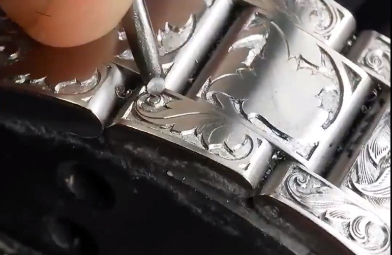 Từng chi tiết nhỏ đều được khắc cẩn thận.