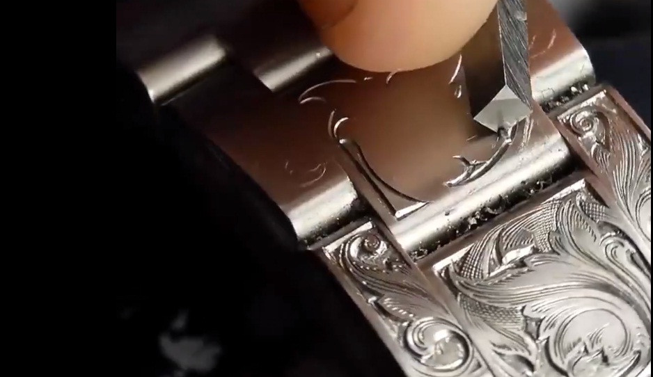Đồng hồ Rolex được chạm khắc tỉ mỉ bằng tay.