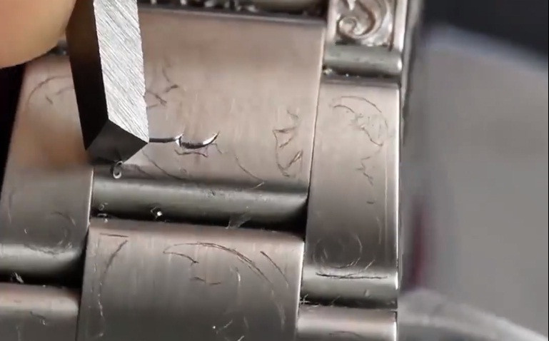 Đồng hồ sử dụng chất liệu Oystersteel, một siêu hợp kim thép đặc trưng của Rolex.