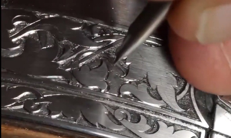 Mặt đồng hồ Rolex được thiết kế và sản xuất, chủ yếu bằng phương pháp thủ công để đảm bảo sự hoàn hảo, tinh tế.