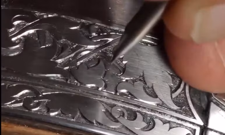 Mặt đồng hồ Rolex được thiết kế và sản xuất, chủ yếu bằng phương pháp thủ công để đảm bảo sự hoàn hảo, tinh tế.