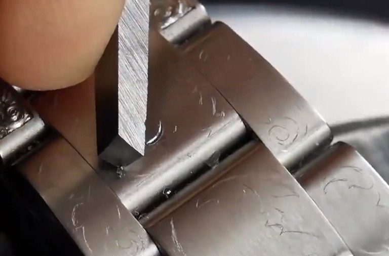 Rolex Submariner là dạng đồng hồ thể thao, nổi tiếng về khả năng chịu nước, chống ăn mòn.