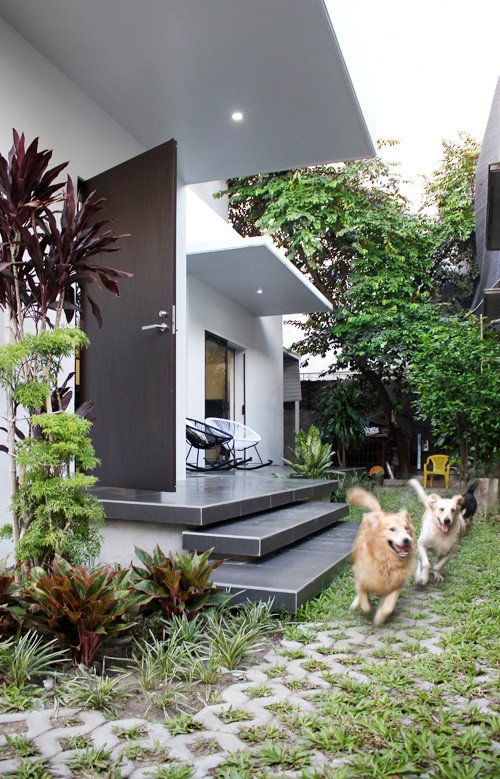 Khuôn viên đất rộng 300m2 nhưng chủ nhà chỉ xây 120m2 còn lại dành cho sân vườn.