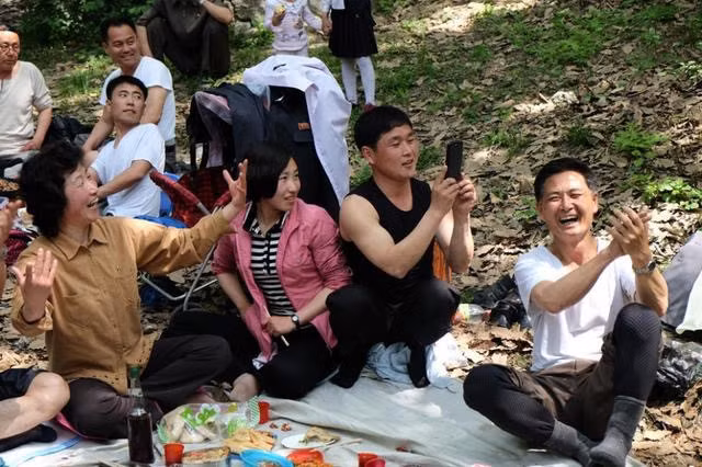 Giới nhà giàu Triều Tiên ở đây còn sử dụng điện thoại thông minh đắt tiền, thậm chí một số người còn sử dụng Iphone để chứng tỏ đẳng cấp.