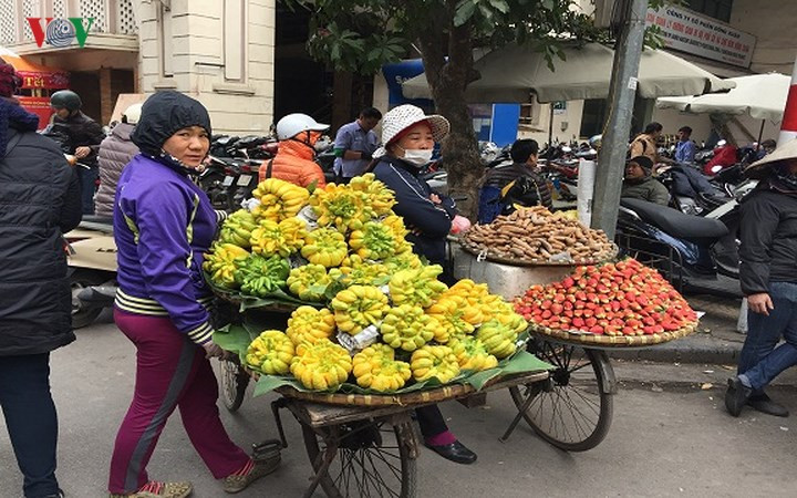 Phật thủ cũng là mặt hàng được ưa chuộng và đắt hàng trong buổi sáng hôm nay. Theo đó, giá phật thủ dao động từ 60.000 - 200.000 đồng/quả.