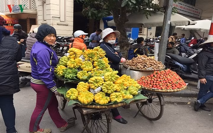 Phật thủ cũng là mặt hàng được ưa chuộng và đắt hàng trong buổi sáng hôm nay. Theo đó, giá phật thủ dao động từ 60.000 - 200.000 đồng/quả.
