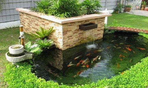 Với những gia đình có diện tích cho sân vườn thì đặt hồ cá mini ở đây vừa kết hợp cảnh quan, vừa tăng độ ẩm giúp khu vườn luôn mát mẻ, cây cối dễ phát triển. Ảnh: Hocakoi.