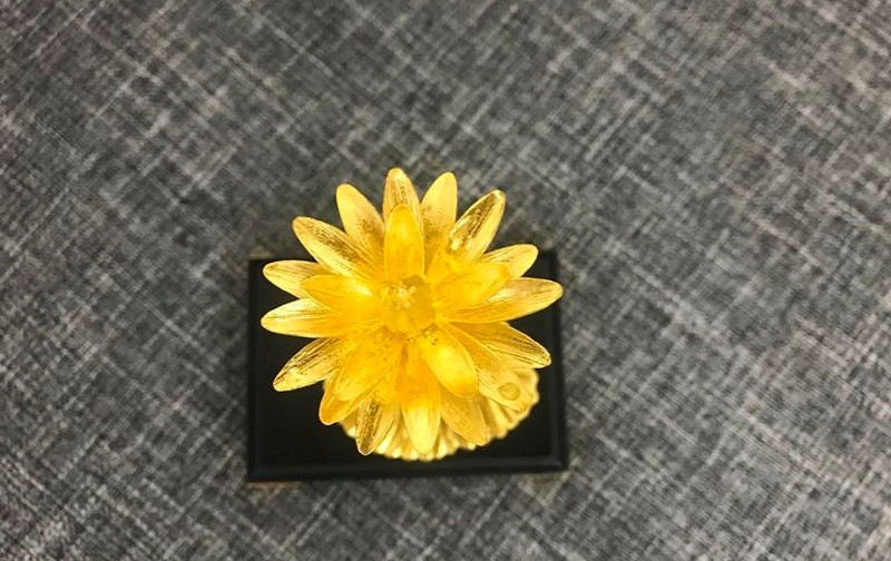 Phải mất 5-7 ngày đội ngũ chế tác mới hoàn thành công đoạn này. Thời gian đúc và khâu xử lý bề mặt hoa súng mất thêm 2 ngày nữa.