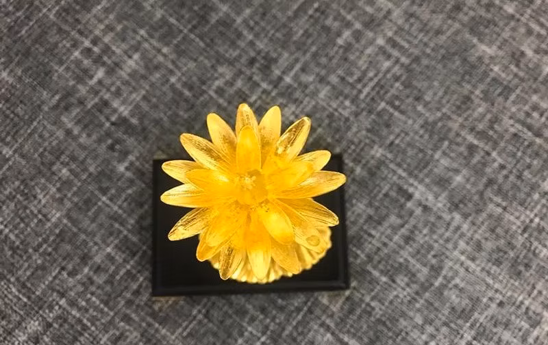 Phải mất 5-7 ngày đội ngũ chế tác mới hoàn thành công đoạn này. Thời gian đúc và khâu xử lý bề mặt hoa súng mất thêm 2 ngày nữa.