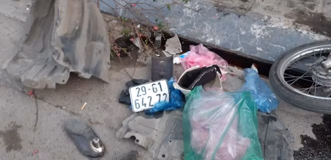 Nhiều bộ phận xe máy bị cán nát vung vãi tại hiện trường.