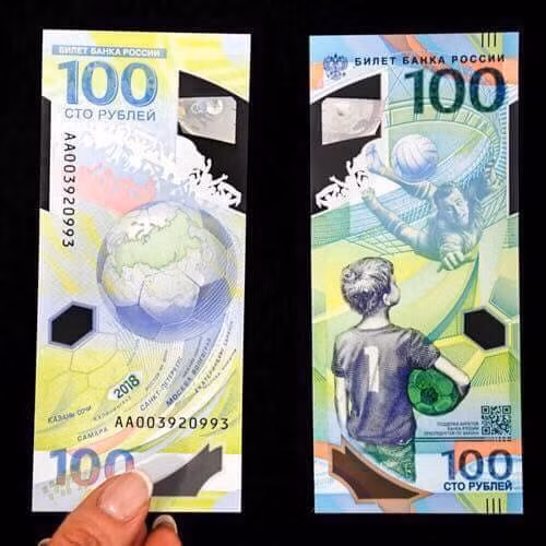 Mặc dù có mệnh giá lớn nhưng đồng 100 rúp hoàn toàn không thể tiêu được mà chỉ có giá trị sưu tầm. Ảnh: FB Thuy Duong Tran.