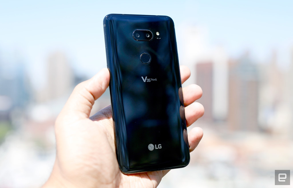 LG V35 ThinQ vẫn sử dụng thiết kế bằng kính bóng bẩy, cụm camera kép có một ống góc rộng đặc trưng và cảm biến vân tay đặt ở mặt lưng.