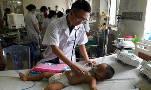 Bé trai hiện đang được điều trị tại Bệnh viện Sản Nhi Nghệ An. ảnh: PH