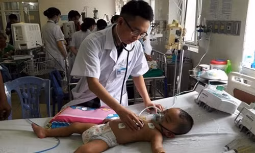 Bé trai hiện đang được điều trị tại Bệnh viện Sản Nhi Nghệ An. ảnh: PH