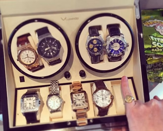 Và đặc biệt, các tiểu thư nhà giàu không thể thiếu thú vui mua sắm các món đồ hàng hiệu, đắt tiền nhân dịp năm mới đến. Nguồn ảnh: Thesun.