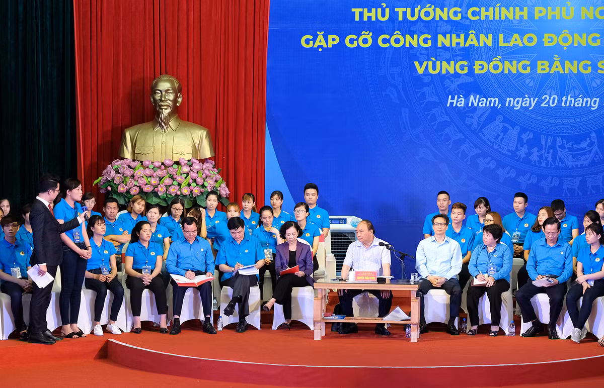 Thủ tướng lắng nghe ý kiến phản ánh của công nhân. Ảnh VGP/Quang Hiếu