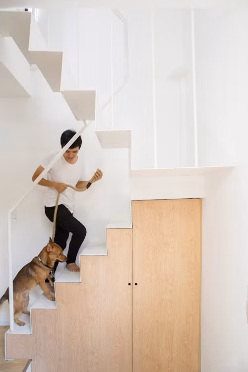 Gầm cầu thang bố trí là tủ đựng đồ tiết kiệm diện tích.