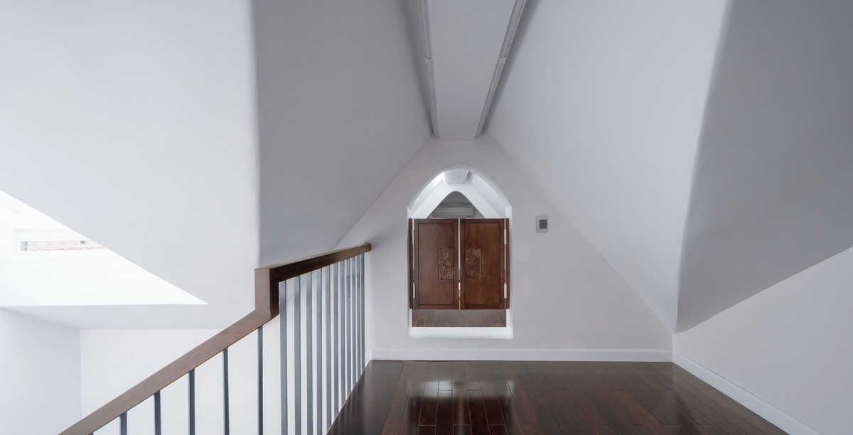 Do đó, kiến trúc sư quyết định sử dụng ít vách ngăn, cột và dầm được cắt và gia cố tại nhiều vị trí quan trọng.