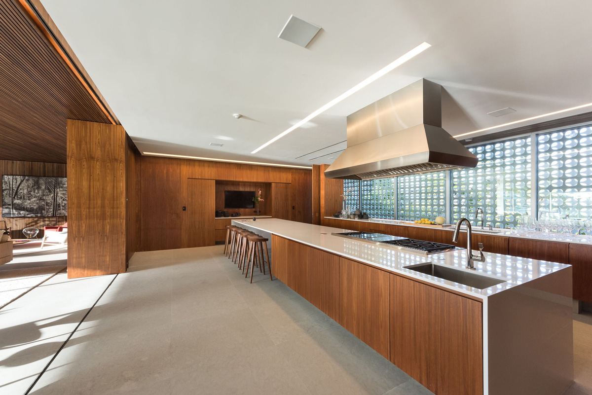 Phòng bếp hiện đại trong không gian thoáng đãng.