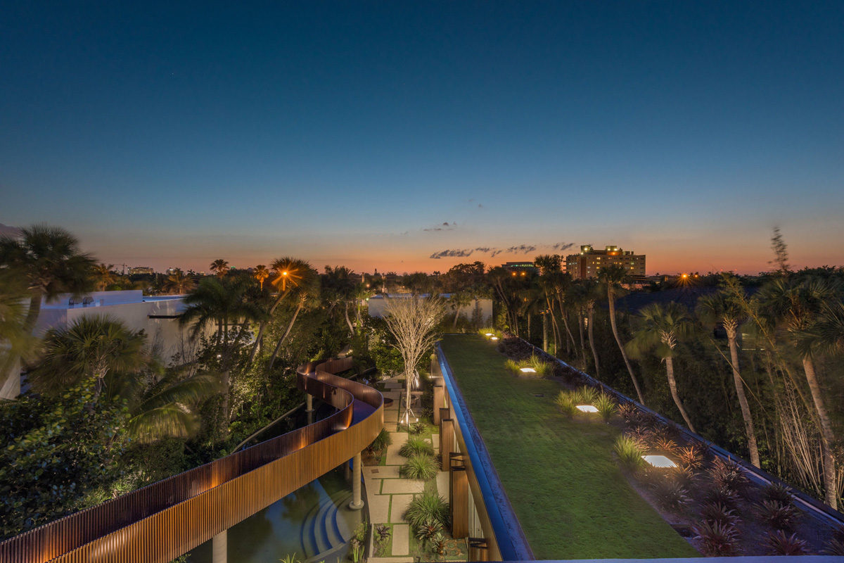 Độc đáo nhất là khu vườn xanh mướt trên mái nhà.