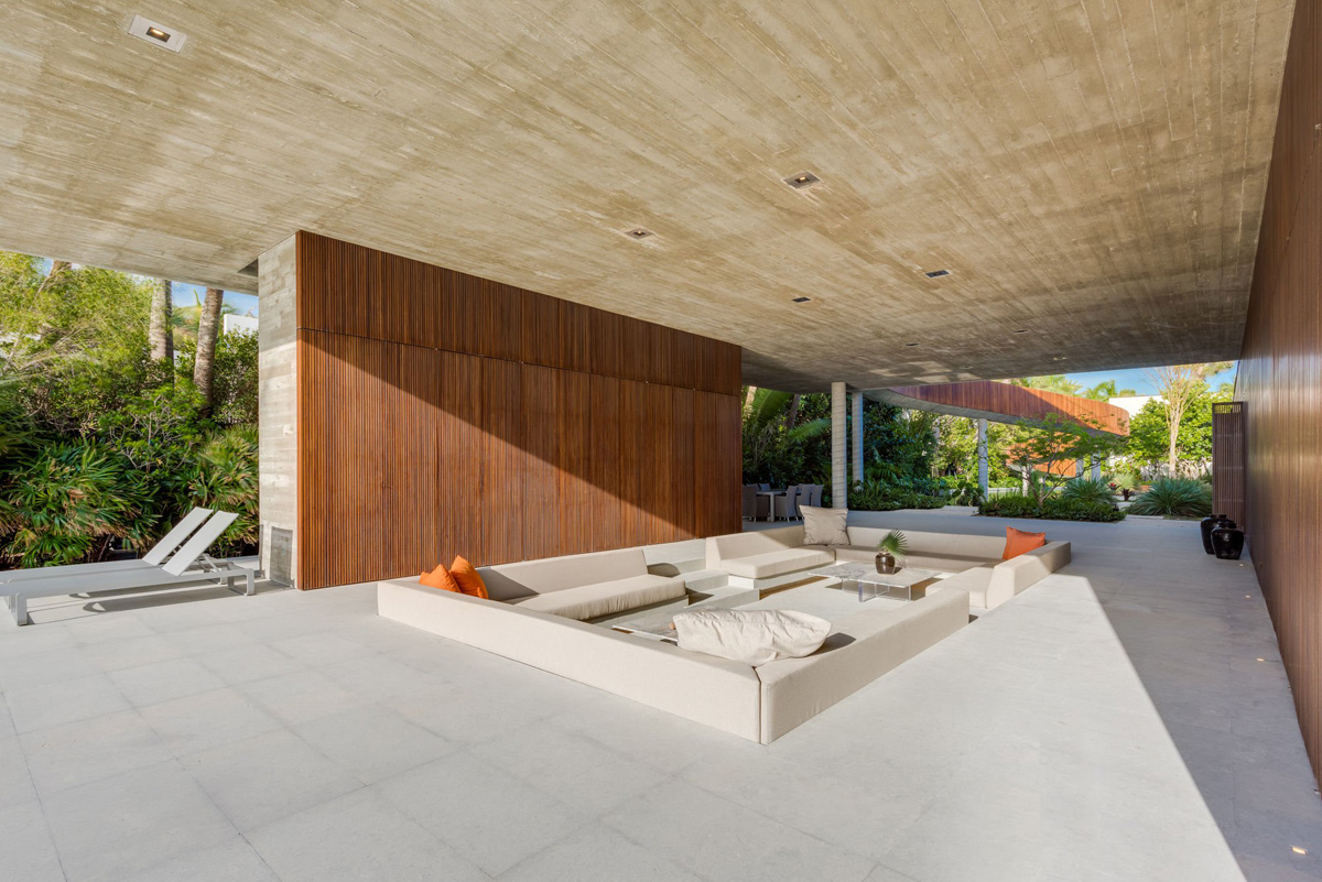 Phòng khách rộng thoáng là nơi thư giãn cả ban ngày lẫn buổi tối.