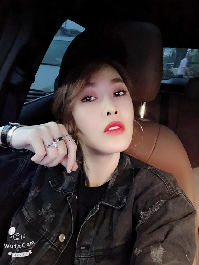 Nhẫn kim cương trên ngón áp út có giá khoảng 1 tỷ đồng. Ảnh: FB Quế Vân.