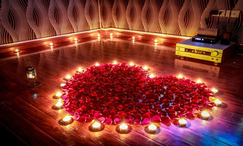 Trong dịp 8/3, một số công ty tung ra thị trường loại hình dịch vụ mới: Tư vấn và thực hiện các ý tưởng tỏ tình. Ảnh: Cafephim.