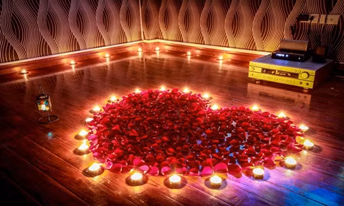 Trong dịp 8/3, một số công ty tung ra thị trường loại hình dịch vụ mới: Tư vấn và thực hiện các ý tưởng tỏ tình. Ảnh: Cafephim.