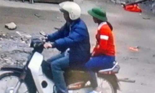 Hình ảnh anh Tuấn chở cháu Lan đi tìm mua bóng bay.