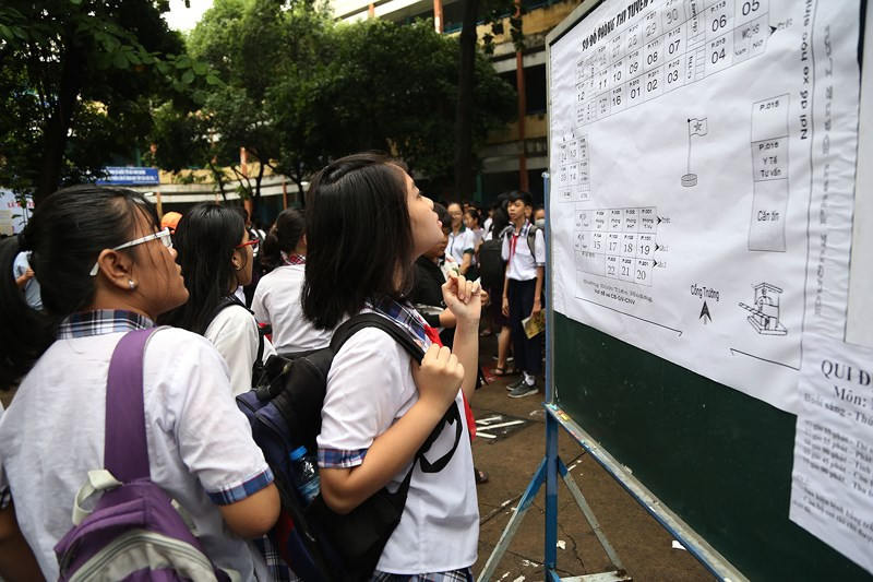 Các em học sinh xem danh sách phòng thi tại điểm thi THCS Trương Công Định, quận Bình Thạnh.