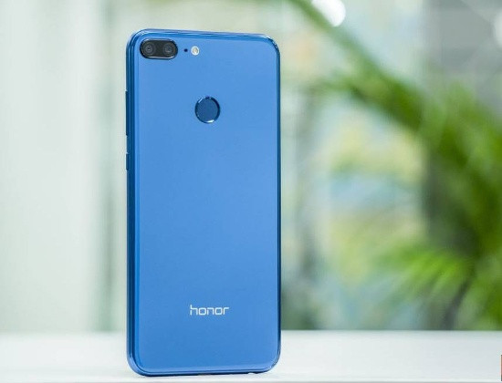 Đặc biệt Honor 9 Lite được trang bị cụm camera kép ở cả trước và sau. Camera trước và sau của máy đều có độ phân giải 13 megapixel + 2 megapixel, hỗ trợ chụp ảnh xóa phông AI với nhiều chế độ phổ biến như: zoom kỹ thuật số, ảnh watermark, chế độ chụp ảnh liên tục (Brust Mod), quay phim chậm ...