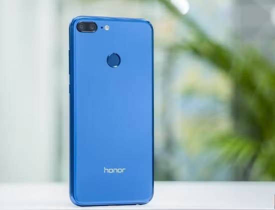 Đặc biệt Honor 9 Lite được trang bị cụm camera kép ở cả trước và sau. Camera trước và sau của máy đều có độ phân giải 13 megapixel + 2 megapixel, hỗ trợ chụp ảnh xóa phông AI với nhiều chế độ phổ biến như: zoom kỹ thuật số, ảnh watermark, chế độ chụp ảnh liên tục (Brust Mod), quay phim chậm ...