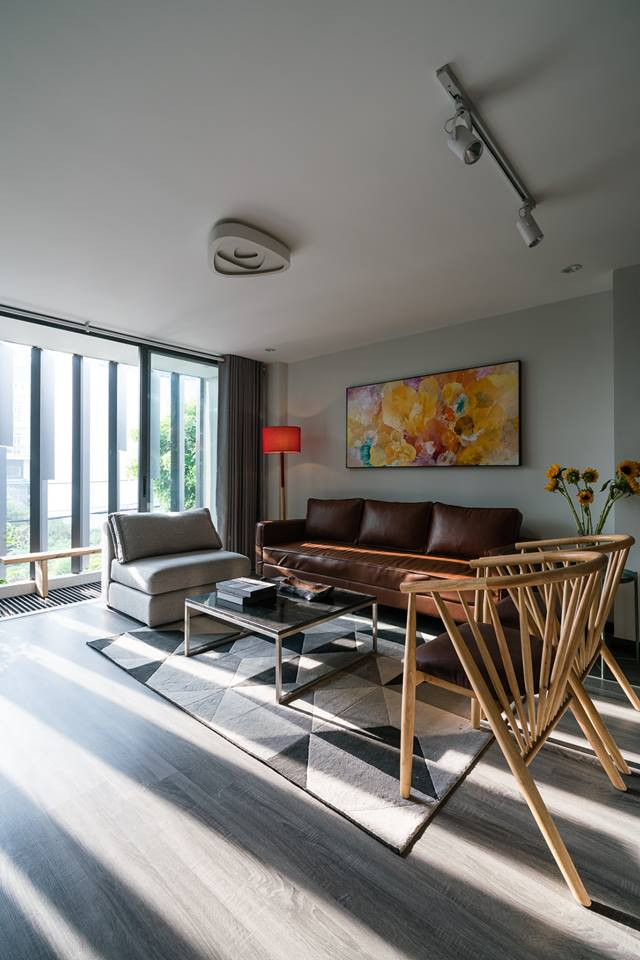 Ánh nắng len qua khung cửa tạo điểm nhấn thú vị.