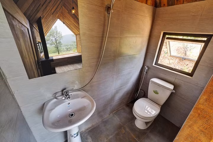 Phòng tắm với nội thất hiện đại.