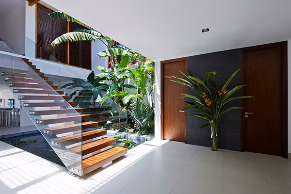 Giếng trời là một giải pháp thường được sử dụng trong thiết kế nhà phố, tạo mối liên kết mở giữa bên trong và bên ngoài. Ảnh: Thietkebietthu.