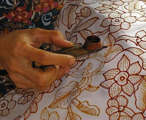 Vải Batik là một mặt hàng được nhiều du khách mua làm quà khi đi du lịch Indonesia. Đây là một loại vải truyền thống làm thủ công nổi tiếng toàn thế giới của đất nước Indonesia. Ảnh: Tinuku.
