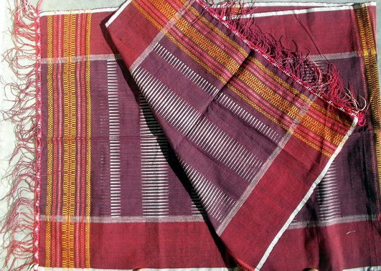 Bên cạnh vải Batik thì vải Ulos cũng là một trong những món quà lưu niệm độc đáo ở Indonesia. Loại vải này có xuất xứ từ miền Bắc Sumatra, được nhiều bộ tộc địa phương sử dụng để may quần áo, khăn, túi vải. Ảnh: Dulichindonesia.