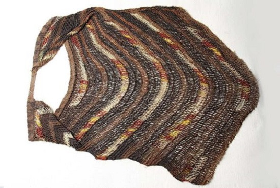 Một món quà khá độc đáo nữa là túi Noken. Loại túi dệt này dùng để đựng đồ, có nguồn gốc từ vùng Papua ở Indonesia. Người dân không xách bằng tay mà treo trên đầu. Ảnh: Australian Museum.