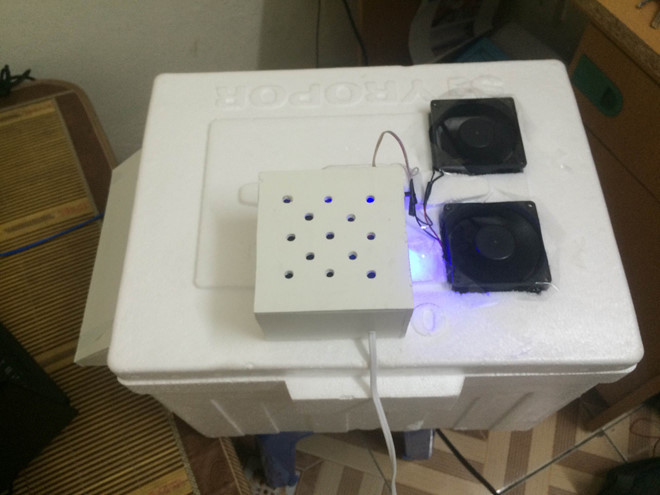 Ngoài buồng lạnh, chiếc điều hòa tự chế này còn có phần cơ bao gồm quạt, phễu lạnh, bướm gió và hộp điện tử. Ảnh: Zing.