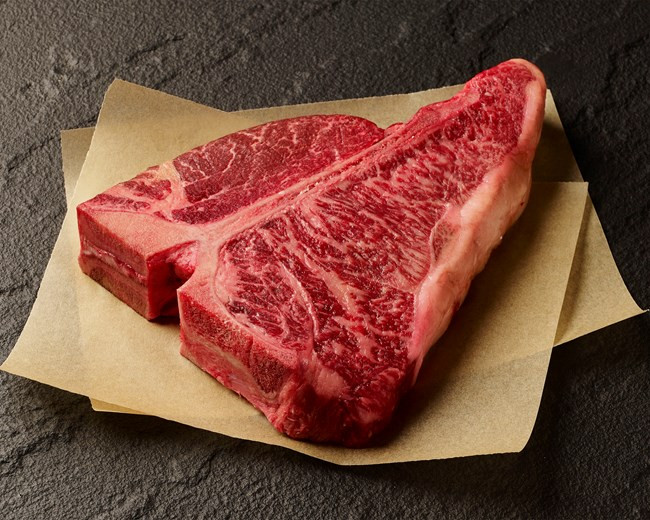 Wagyu có mức giá đắt như vậy là do loại thịt bò này được nuôi chỉ để đạt được mục tiêu duy nhất: Có hương vị vượt trội. Ảnh: Japan Centre.