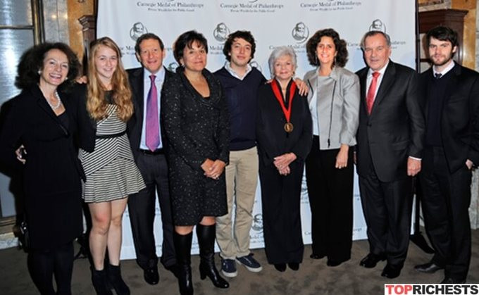 Gia đình Cargill (42,3 tỷ USD) nắm phần lớn cổ phần đại gia nông nghiệp, thực phẩm và công nghiệp nổi tiếng này.