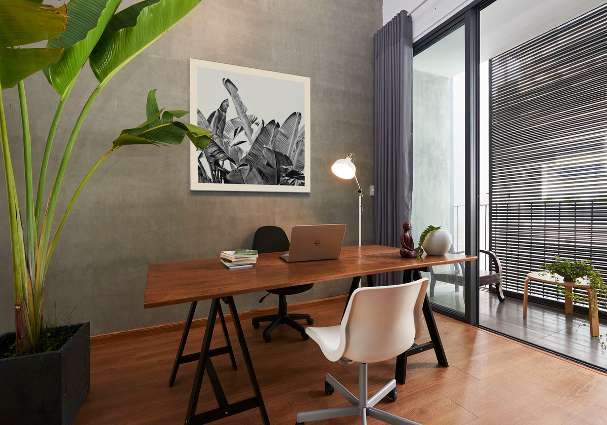 Góc làm việc bố trí nơi nhiều ánh sáng, có ban công rộng.