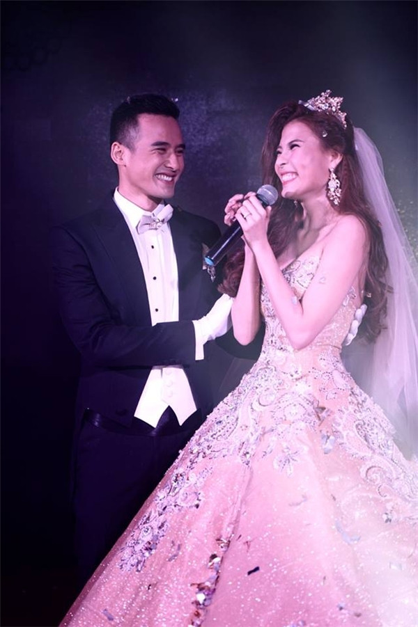 Thúy Diễm là cô dâu "chịu chơi" khi diện nhiều bộ váy cưới đắt tiền. Bộ váy xòe cúp ngực có giá 250 triệu đồng. Ảnh: Yan.